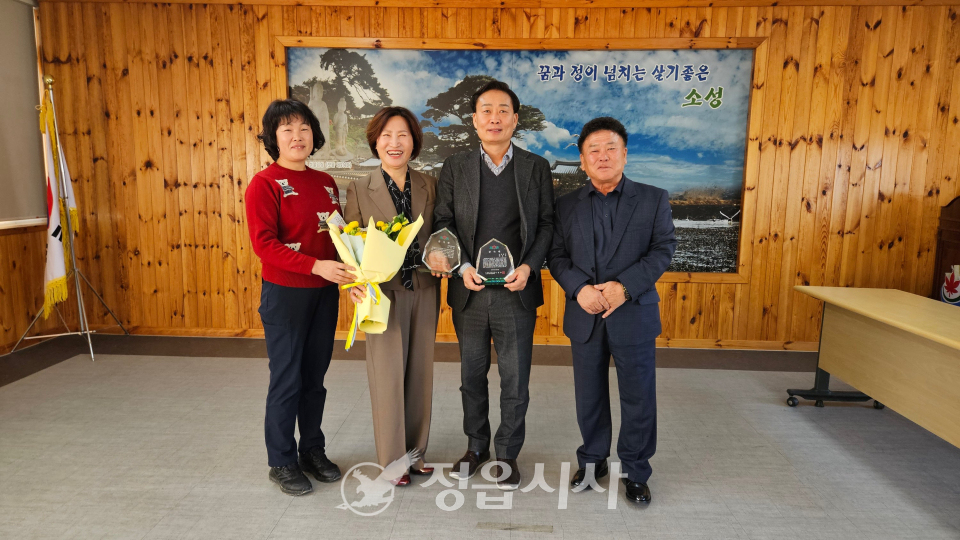 정읍 소성면 파크골프클럽, 백운기 전 면장·김영주 교장에 감사패 전달